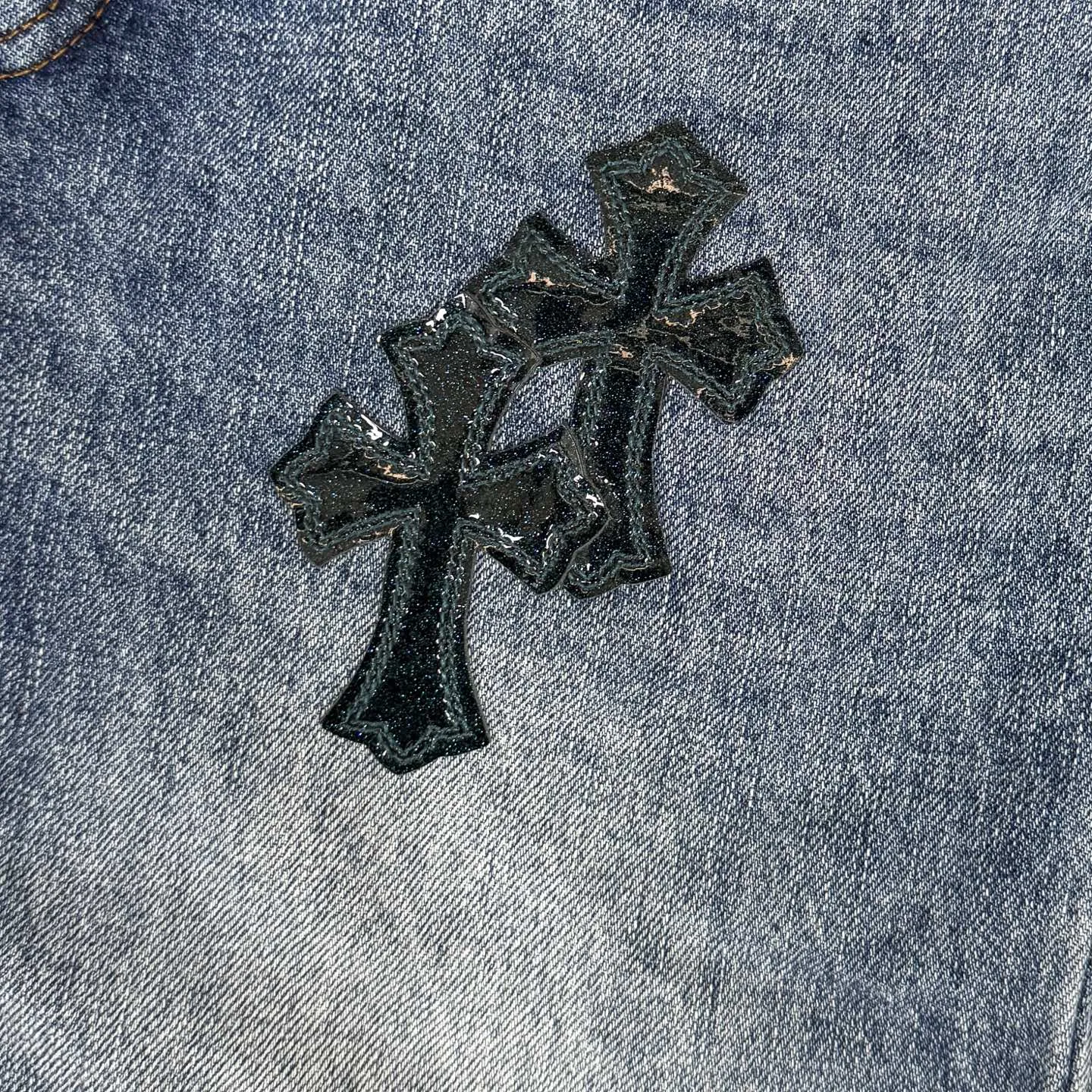 P280 Chromehearts washed blue ripped starry sky leather jeans adopt starry sky theme leather elements, mostly presented in the shape of a cross, with glitter on the leather surface. Unique design, simple and elegant details, exquisite workmanship, the entire trousers are neatly routed, and the details are in place! Ceiling-level jeans, a pair that is hard to find at the counter. About Zangyin, this is an extremely luxurious fashion brand that can also be called the aristocrat of the high street. It has always been an exclusive brand for some hipsters or the rich second generation. It is more luxurious and noble than ordinary high streets. It is more fashionable and individual than luxury brands. Top heavy industry fashion design has always been created in high street luxury style. Speaking of this style, Zangyin family and GU family are definitely the leading representative brands, especially the Zangyin family's creation of high street style. It has really achieved a state-of-the-art effect. The color system of this model is made of unique washed materials. It is already quite eye-catching. It is decorated with pink patchwork cross flowers, which cleverly highlights the charm of the brand. Secondly, this model adopts a classic high-waist cutting design, which highlights the long legs and fashionable temperament of the upper body. The brand is highly recognizable and the slim-fitting configuration is more suitable for daily wear. Personality, fashion, and specification interpretation are all at a glance. Needless to say, materials and craftsmanship. As an excellent craftsman brand, Zangyin’s requirements for details and craftsmanship are really perfect. The washed color of this model has gone through a lot of processes, not to mention the embellishment of the denim appliqués. It is also purely hand-made and sewn. Just like what they believe in, only hand-made things have soul and have the meaning of wearing. A top-notch heavy-duty fashionable denim item. Recommended by both hands. Size: 28/30/32/34/36 Waist: 73/78/83/88/93 Knee: 52/53.5/55/56.5/58 Pants length: 100/102/104/106/108
